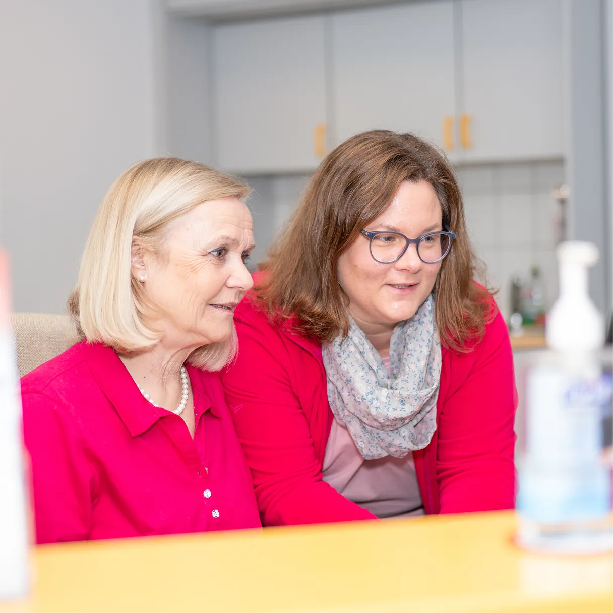 Zwei Mitarbeiterinnen arbeiten gemeinsam am Bildschirm
