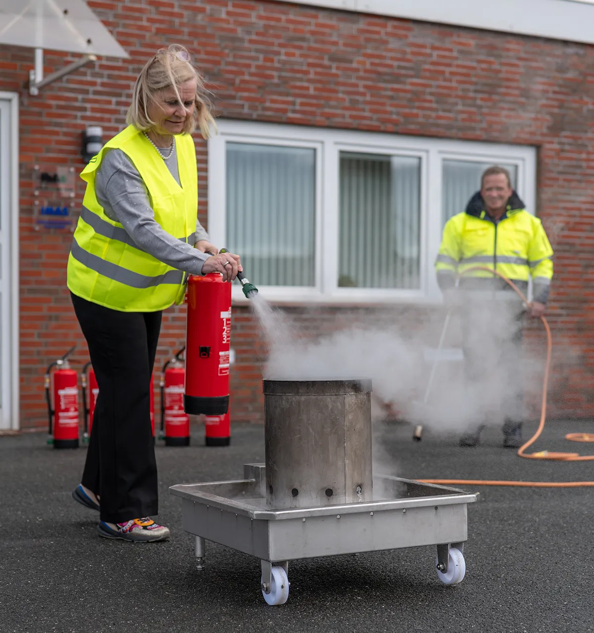 Löschübung mit Feuerlöscher an einer Brandsimulationswanne