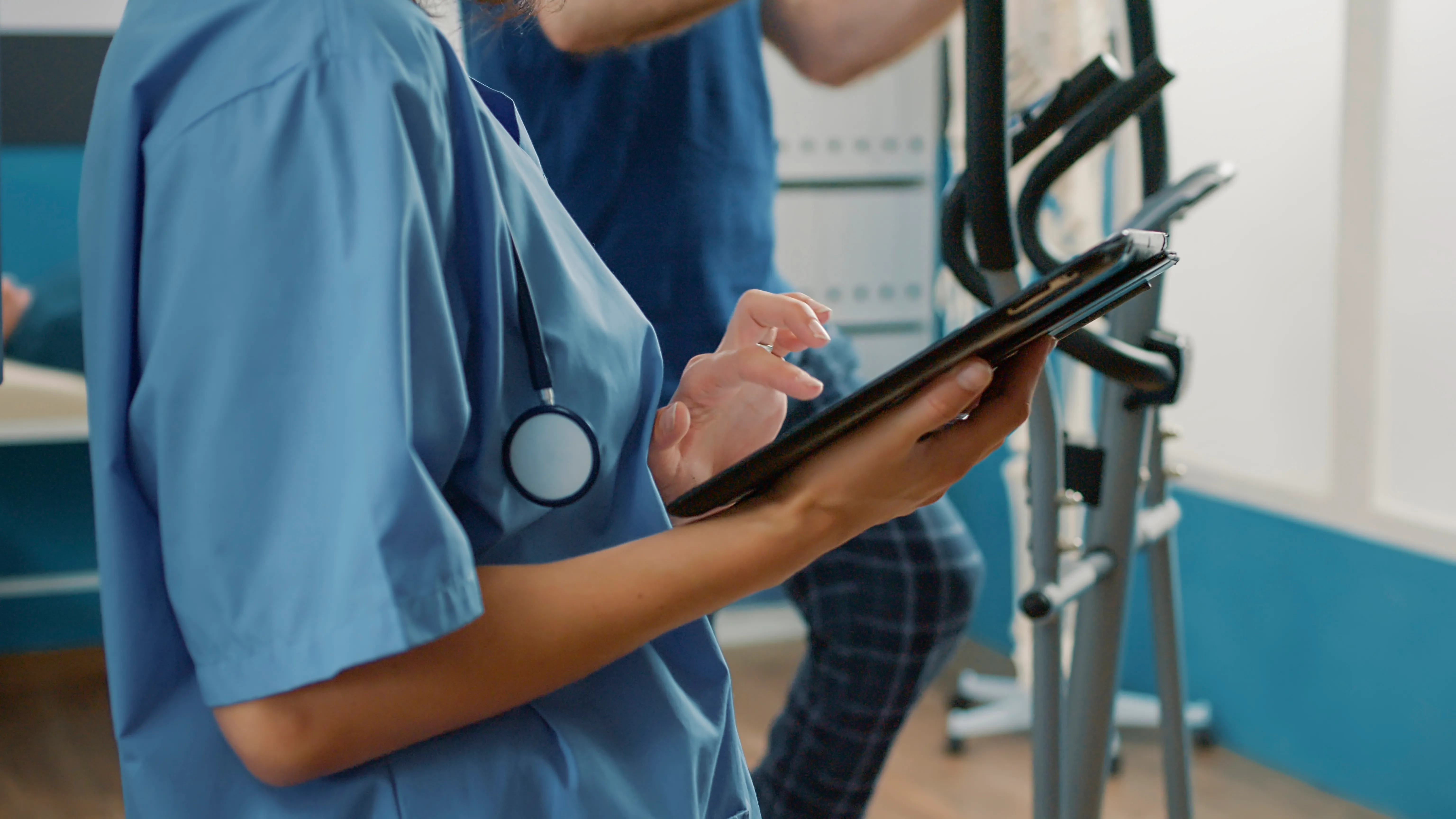 Medizinische Fachkraft dokumentiert Untersuchungsdaten auf einem Tablet
