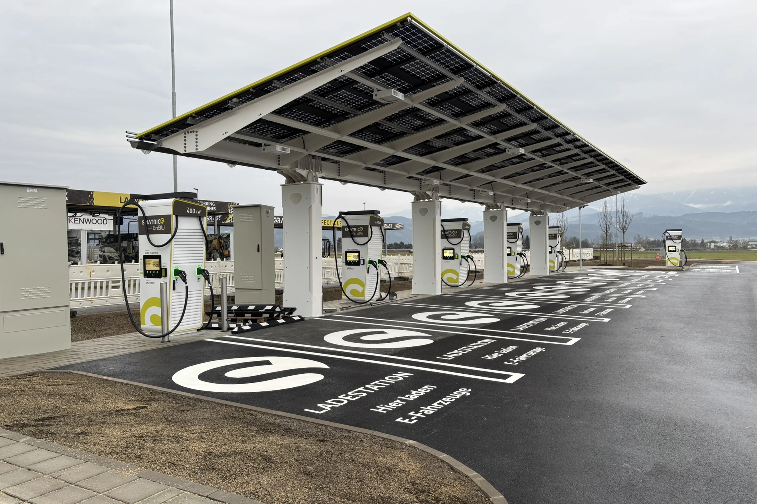 Ladepark Regau mit Photovoltaik-Überdachung