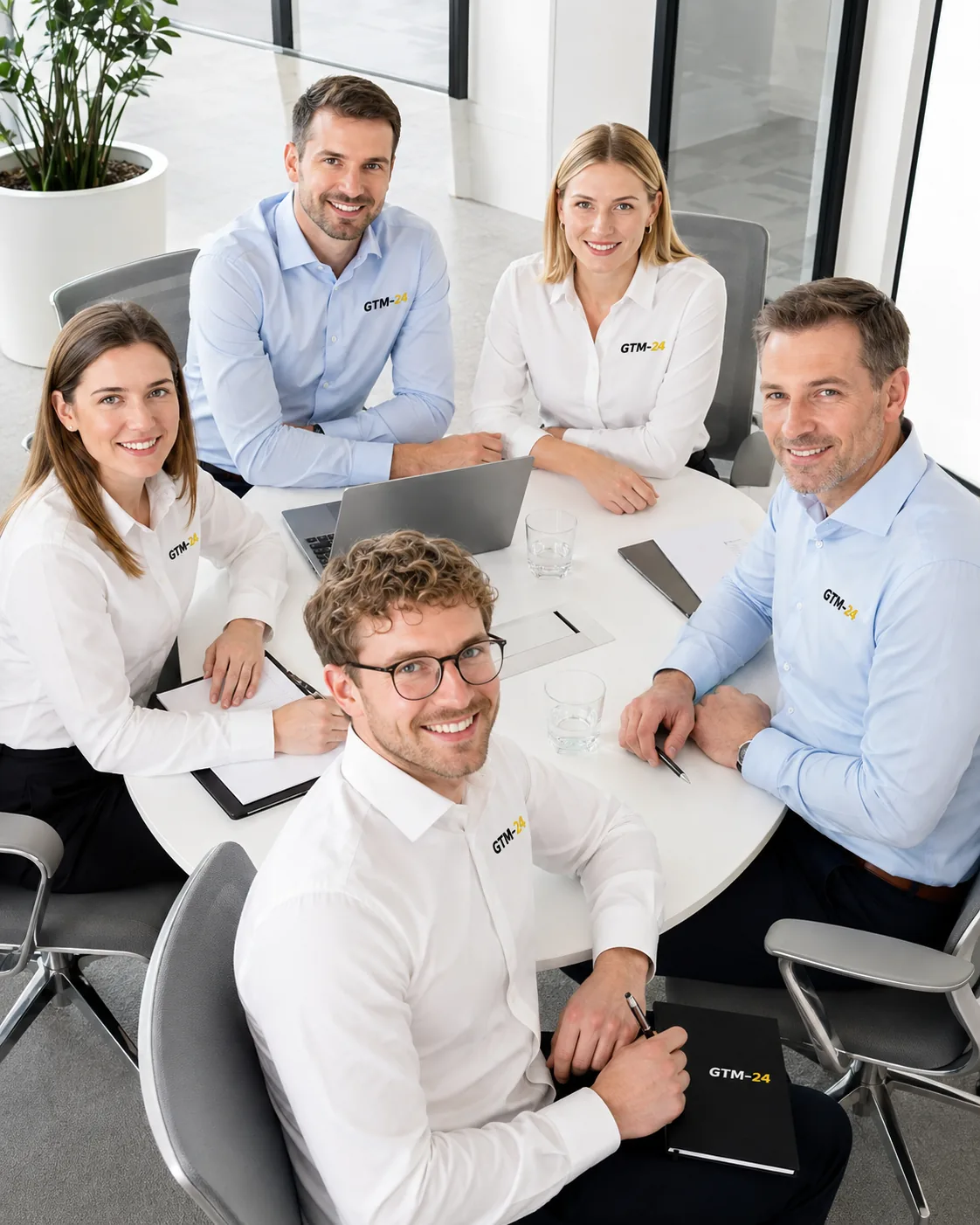 Das Kundenservice-Team von GTM-24 im Besprechungsraum