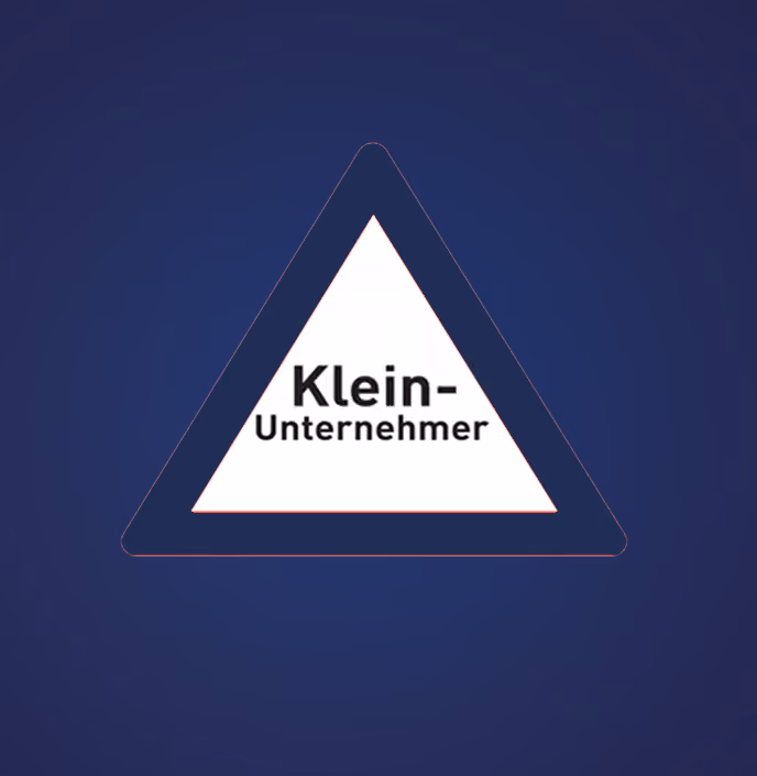 Dreieckiges Schild mit der Aufschrift ‚Klein-Unternehmer‘ auf weißem Hintergrund und dunkelblauem Rand.