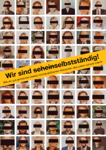 Montage aus Porträtfotos verschiedener Personen unterschiedlicher Altersgruppen und Ethnien, alle sind mit einem schwarzen Balken über den Augen anonymisiert. Ein gelbes Banner mit schwarzer Schrift verläuft diagonal über die Mitte der Bilder und trägt den Text: ‚Wir sind scheinselbständig!‘ und darunter in kleinerer Schrift: ‚Wie ein geregeltes Gewerbe hochqualifizierten Menschen das Leben schwer macht‘.