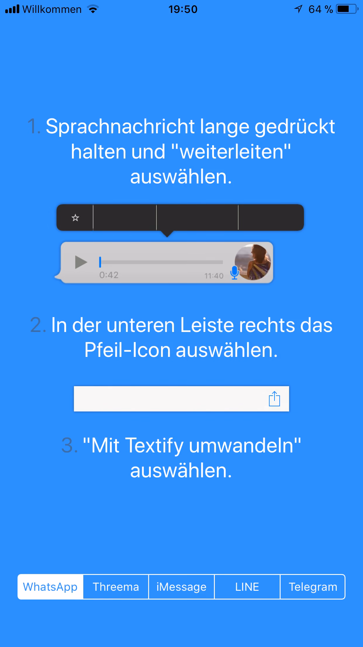 Anleitung in drei Schritten auf blauem Hintergrund: 1. Sprachnachricht lange gedrückt halten und 'weiterleiten' auswählen, dargestellt mit einer grauen Sprachnachricht und Auswahlelement darüber. 2. In der unteren Leiste rechts das Pfeil-Icon auswählen, gezeigt als weißes Rechteck mit einem blauen Pfeil nach oben rechts. 3. 'Mit Textify umwandeln' auswählen. Unterhalb sind Auswahlmöglichkeiten für WhatsApp, Threema, iMessage, LINE und Telegram aufgeführt.