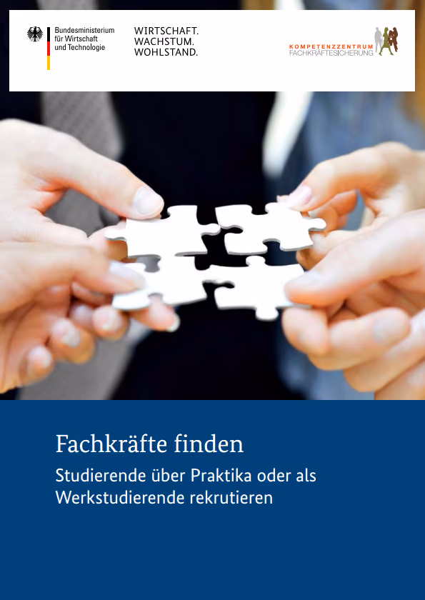 Vier Hände halten zusammen vier weiße Puzzleteile, die ineinander passen, Symbol für Zusammenarbeit. Oben links das Logo des Bundesministeriums für Wirtschaft und Technologie, daneben die Worte Wirtschaft. Wachstum. Wohlstand. Rechts das Logo des Kompetenzzentrums Fachkräftesicherung. Unten auf blauem Hintergrund der Text: Fachkräfte finden, Studierende über Praktika oder als Werkstudierende rekrutieren.