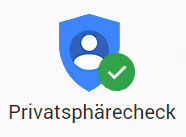Blaues Schildsymbol mit einer weißen Personensilhouette und einem grünen Häkchen, darunter steht "Privatsphärecheck".