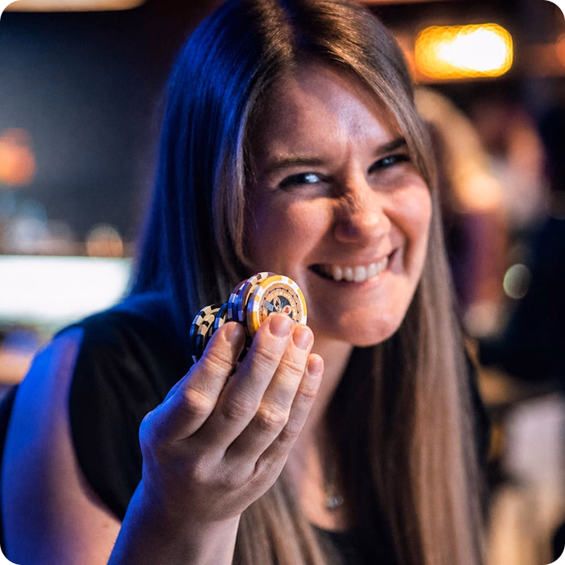 Lachende Kollegin mit Cupcake bei der orgaMAX-Firmenfeier
