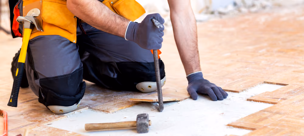 Handwerker entfernt Fußboden