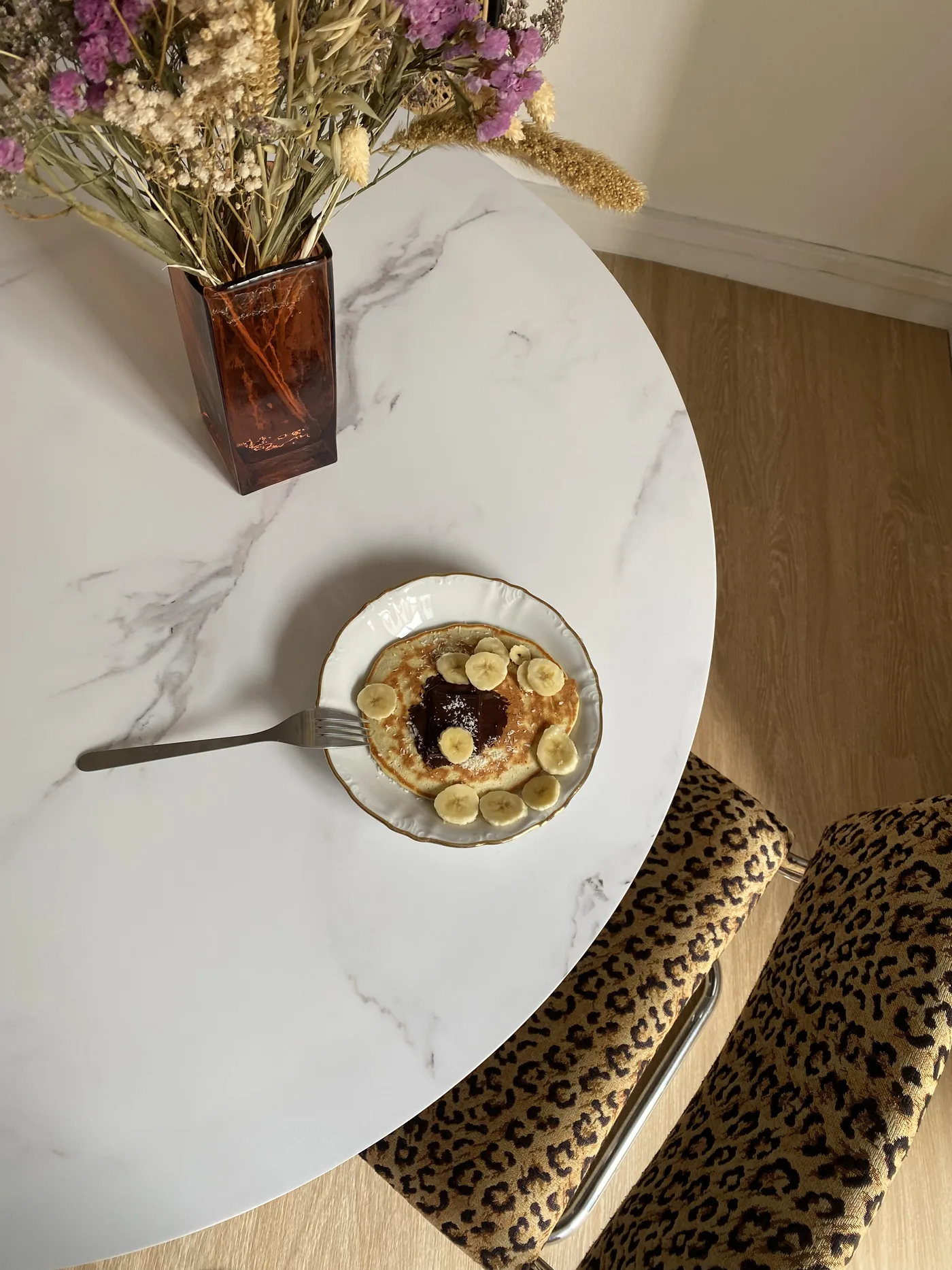 Assiette équilibrée dressée sur une table en marbre