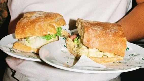 Deux sandwichs préparés lors d'un cours de nutrition animé par Clara Combes