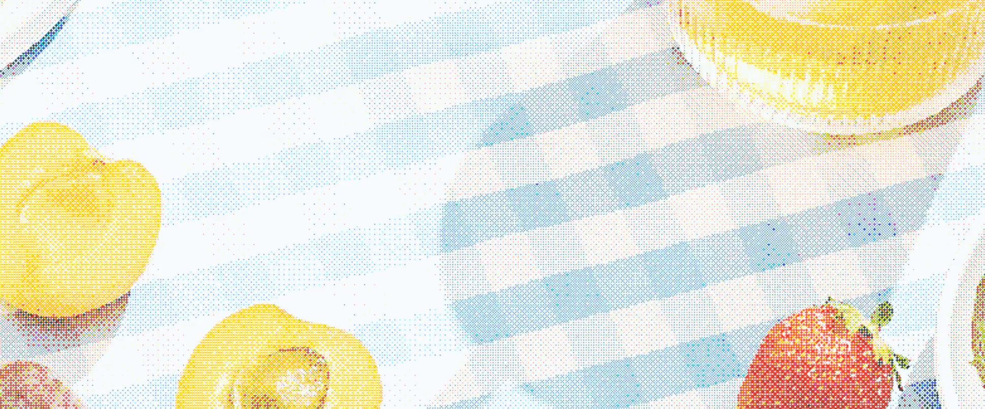 Sur une nappe à carreaux bleus et blancs, un verre de jus orange, des abricots coupés en deux avec le noyau visible, une fraise entière, et une cuillère blanche à droite.