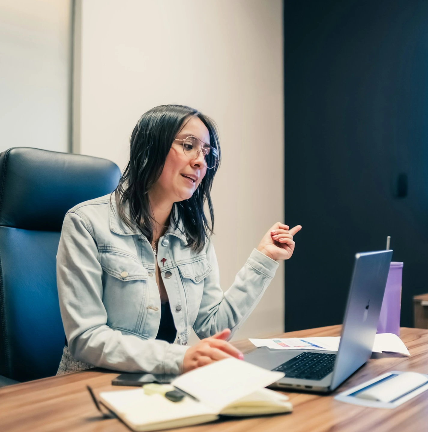 woman-presenting-data-on-a-laptop-and-screen