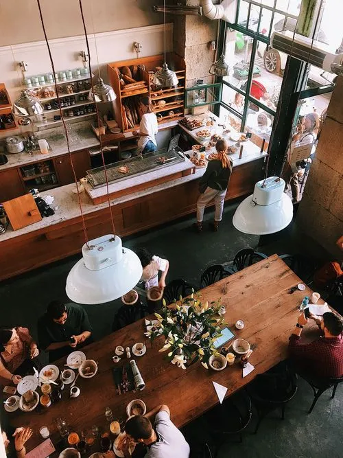 Café-Innenraum mit Theke und Gästen