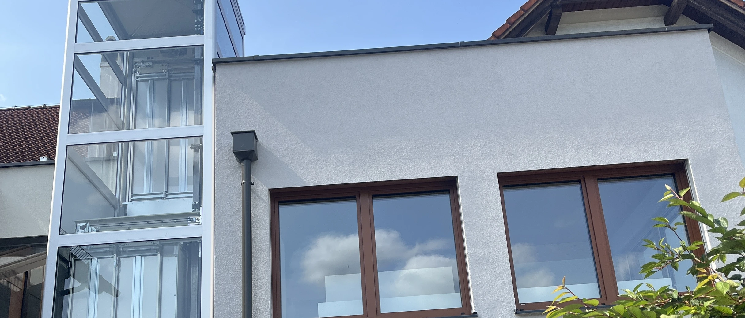 Arzthaus in Niederösterreich: neuer Zubau mit Aufzug, geplant und abgewickelt von BTS°