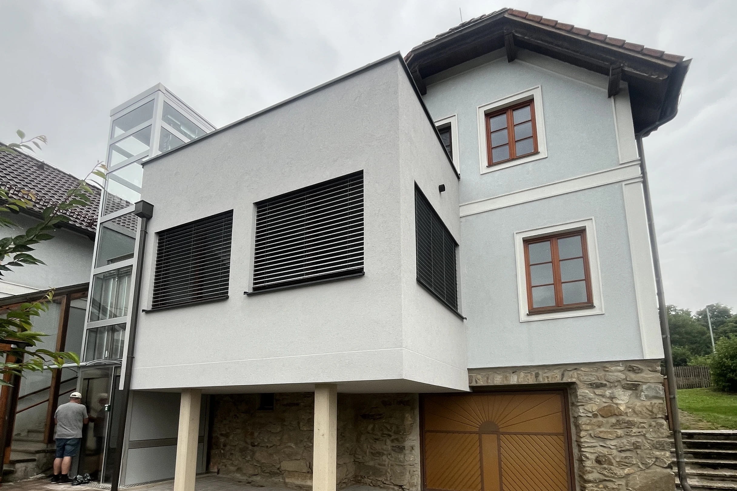 Arzthaus mit Bestandsgebäude und neuem Zubau samt Liftanlage
