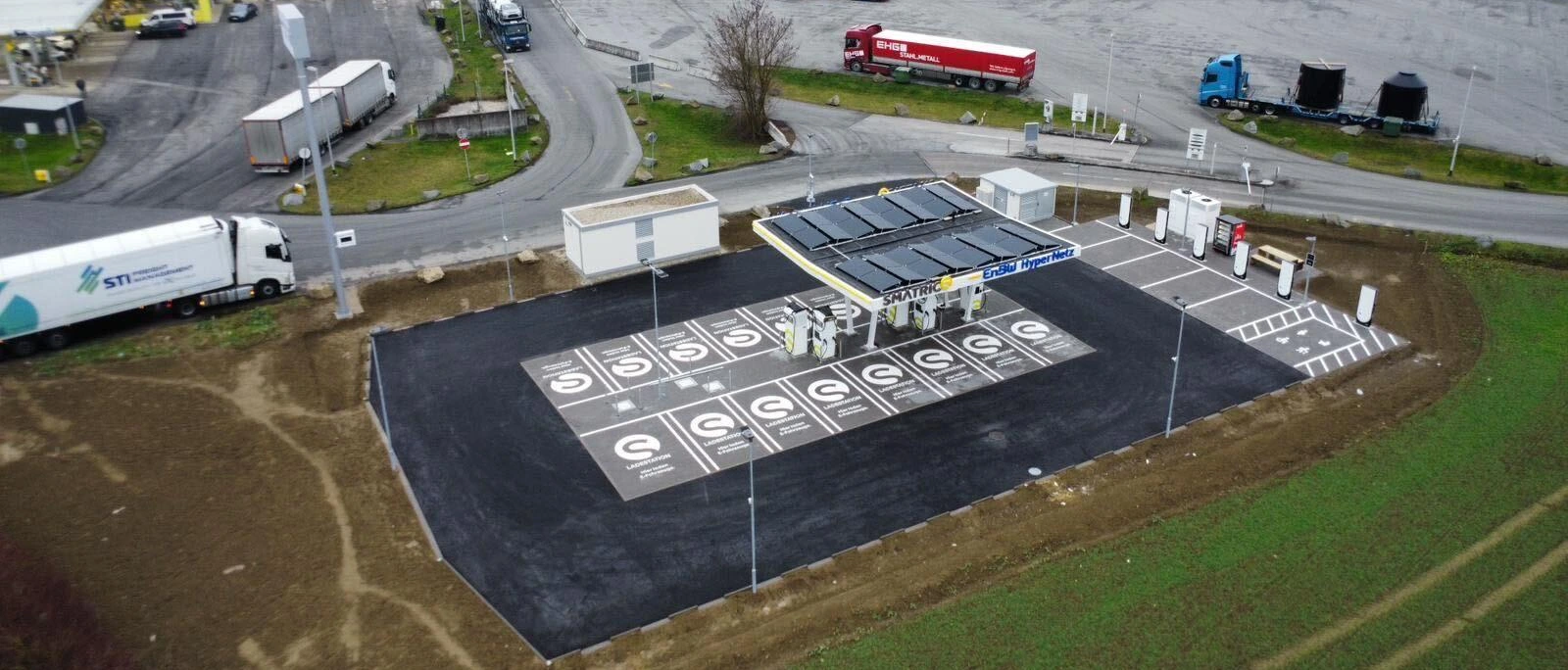Ladepark Suben an der Autobahn aus der Luft: Flugdach mit Photovoltaik und Ladeplätze