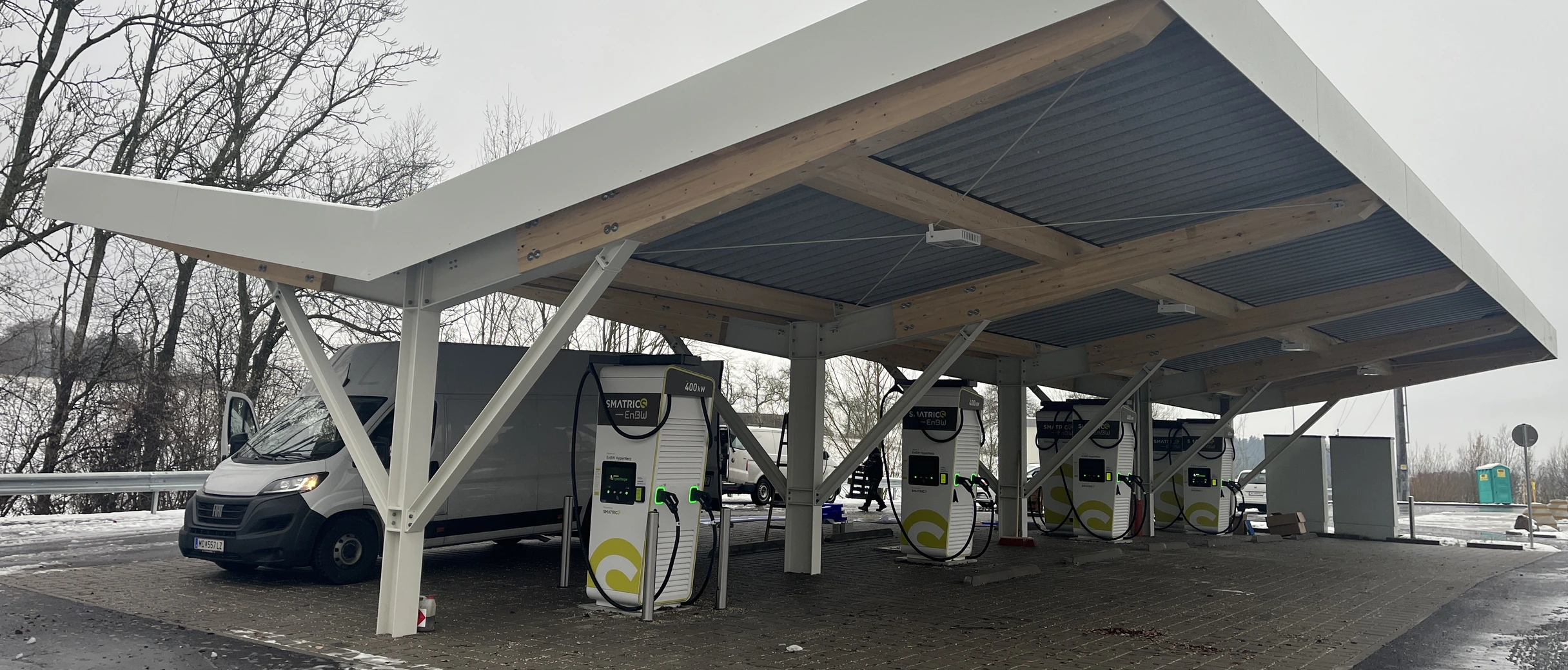 Ladepark Regau: Überdachung in Holzbauweise mit Smatrics-Schnellladern