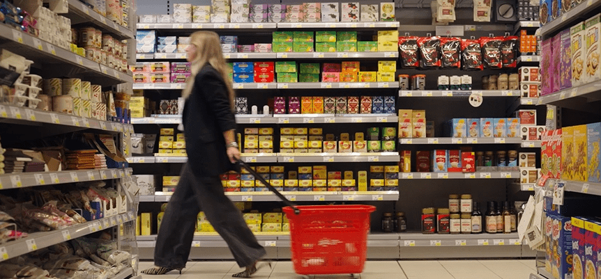Kund i en butiksgång