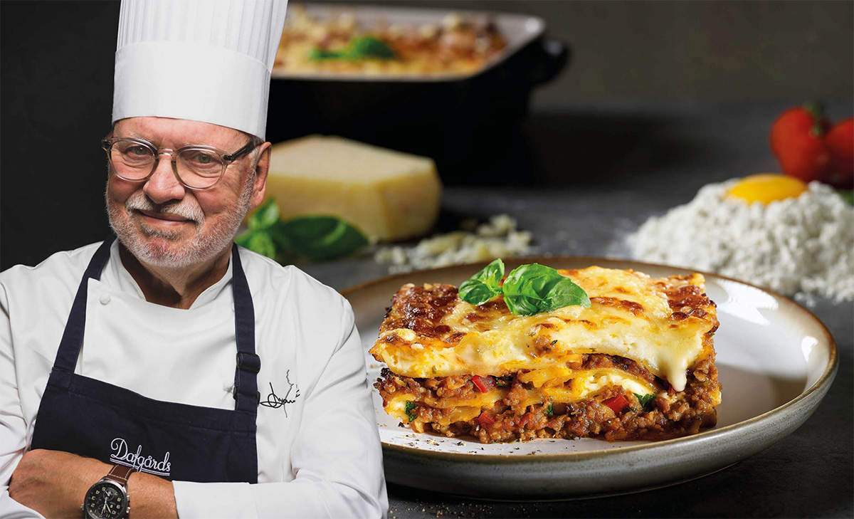 Kock som presenterar en lasagne