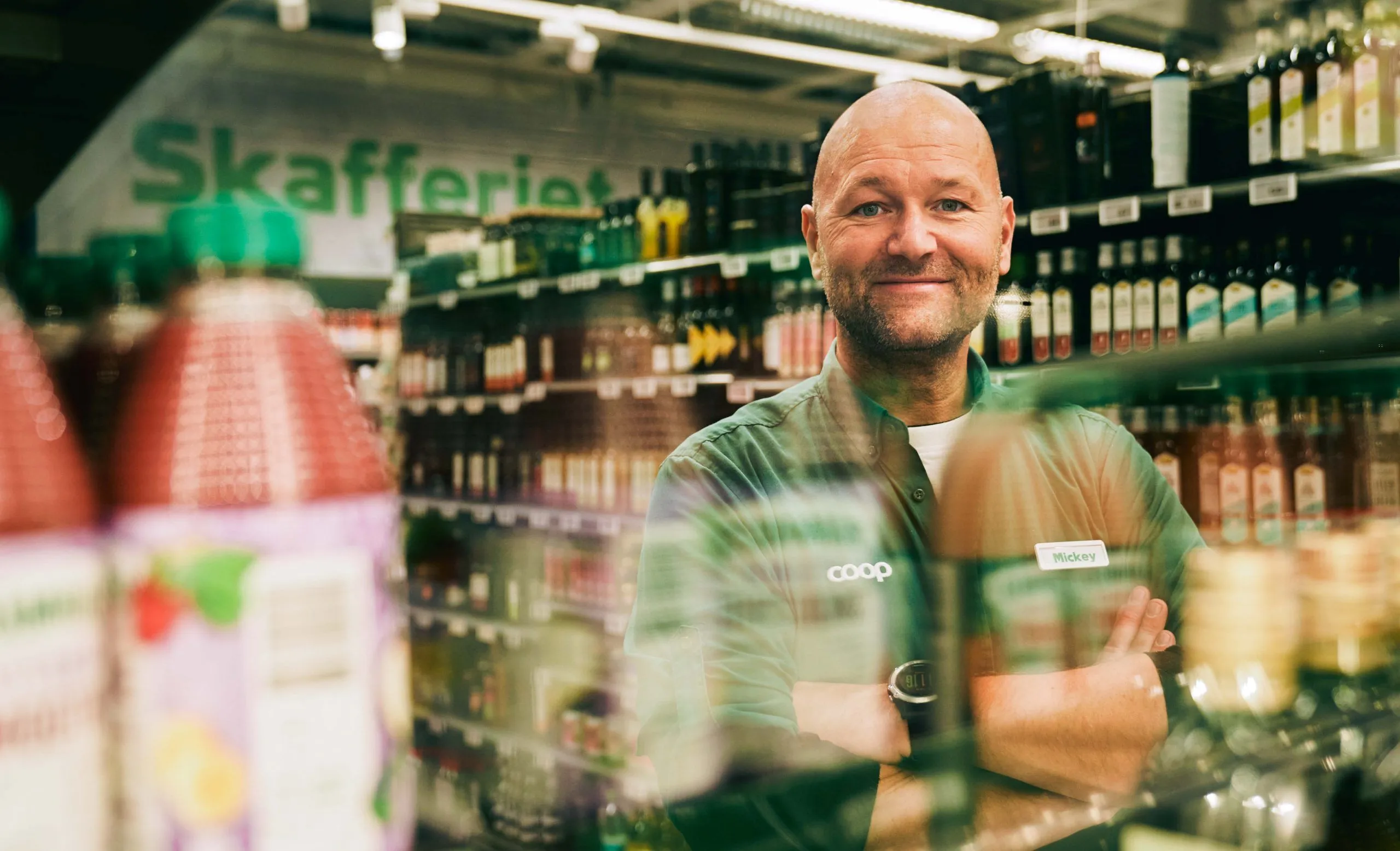 Butiksmedarbetare i en Coop-butik
