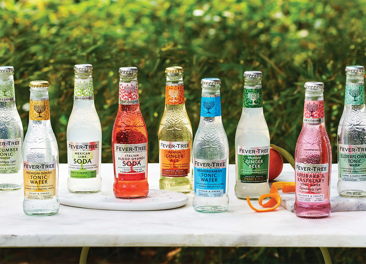 Sortiment av Fever-Tree-flaskor på ett bord utomhus