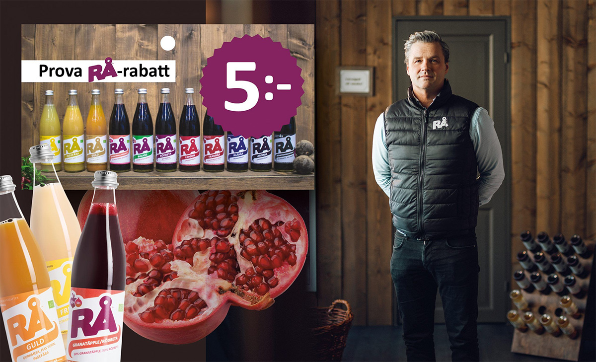 Butiksmedarbetare vid en display med RÅ-rabatt