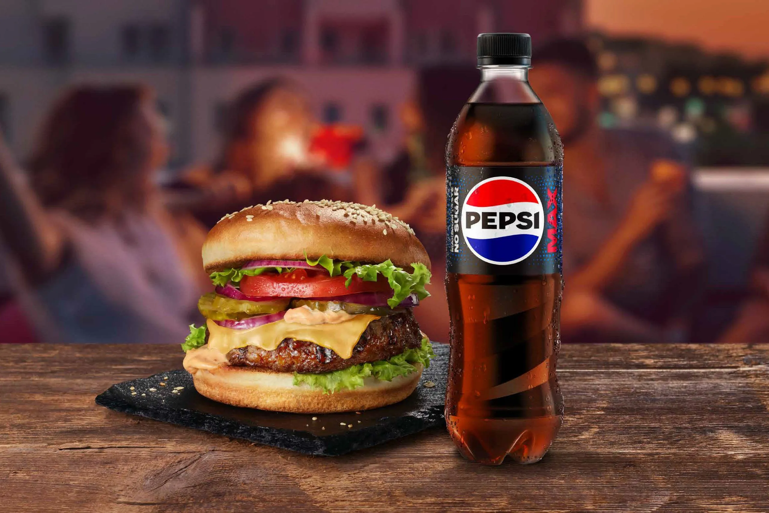 Hamburgare och en flaska Pepsi Max