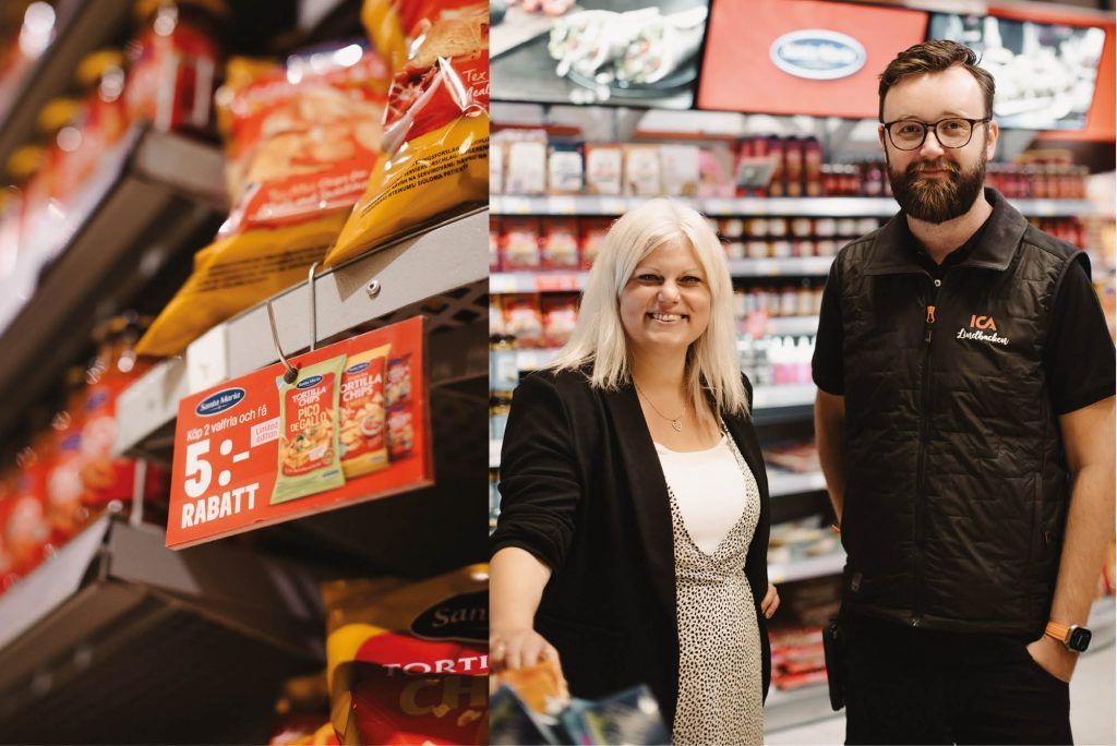 Två butiksmedarbetare vid en hylla med rabattskyltar