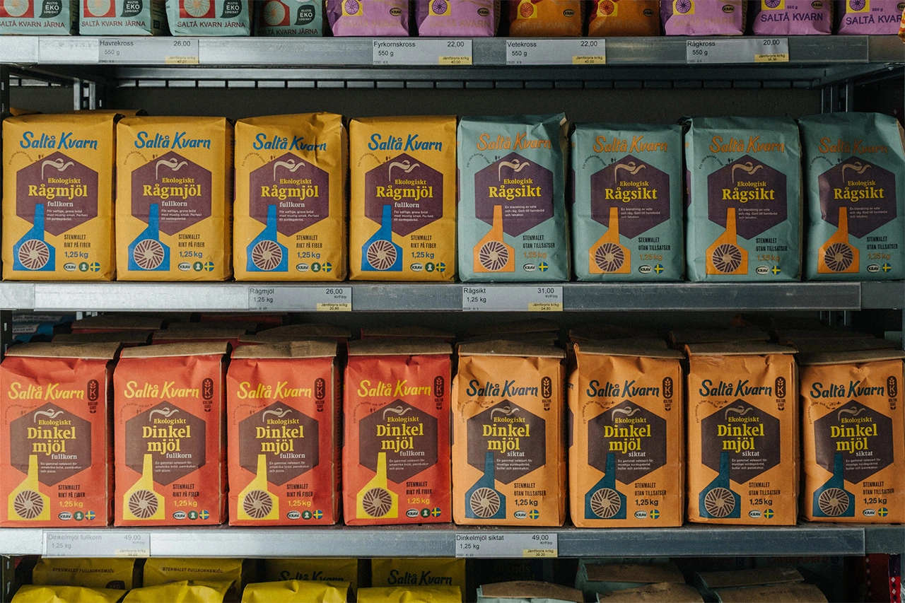 Saltå Kvarns produkter i en butikshylla