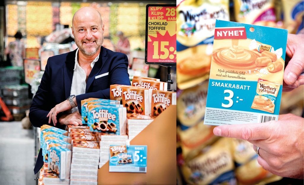Man som håller upp kuponger vid godishyllan