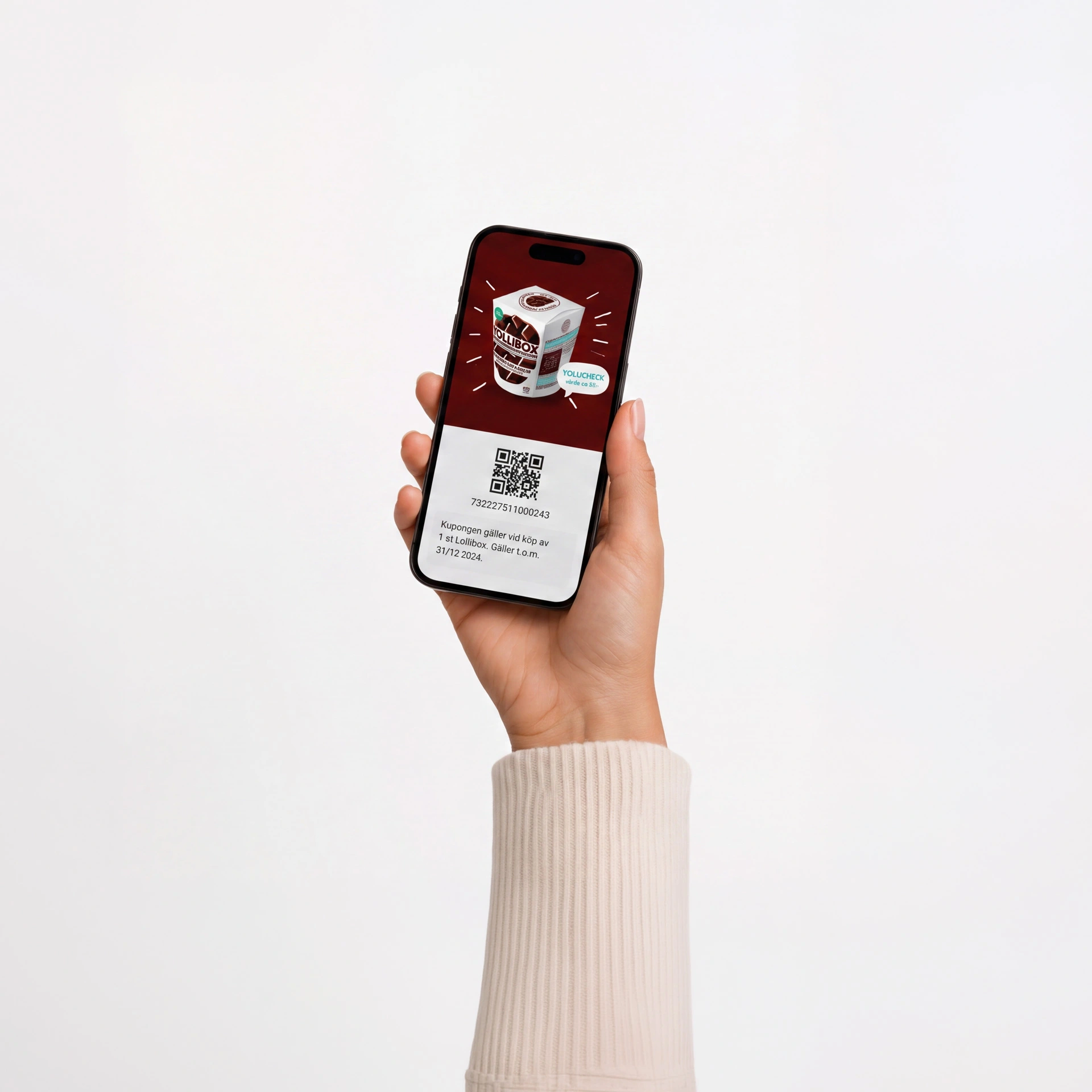 Hand som håller upp en mobil med ett digitalt presentkort