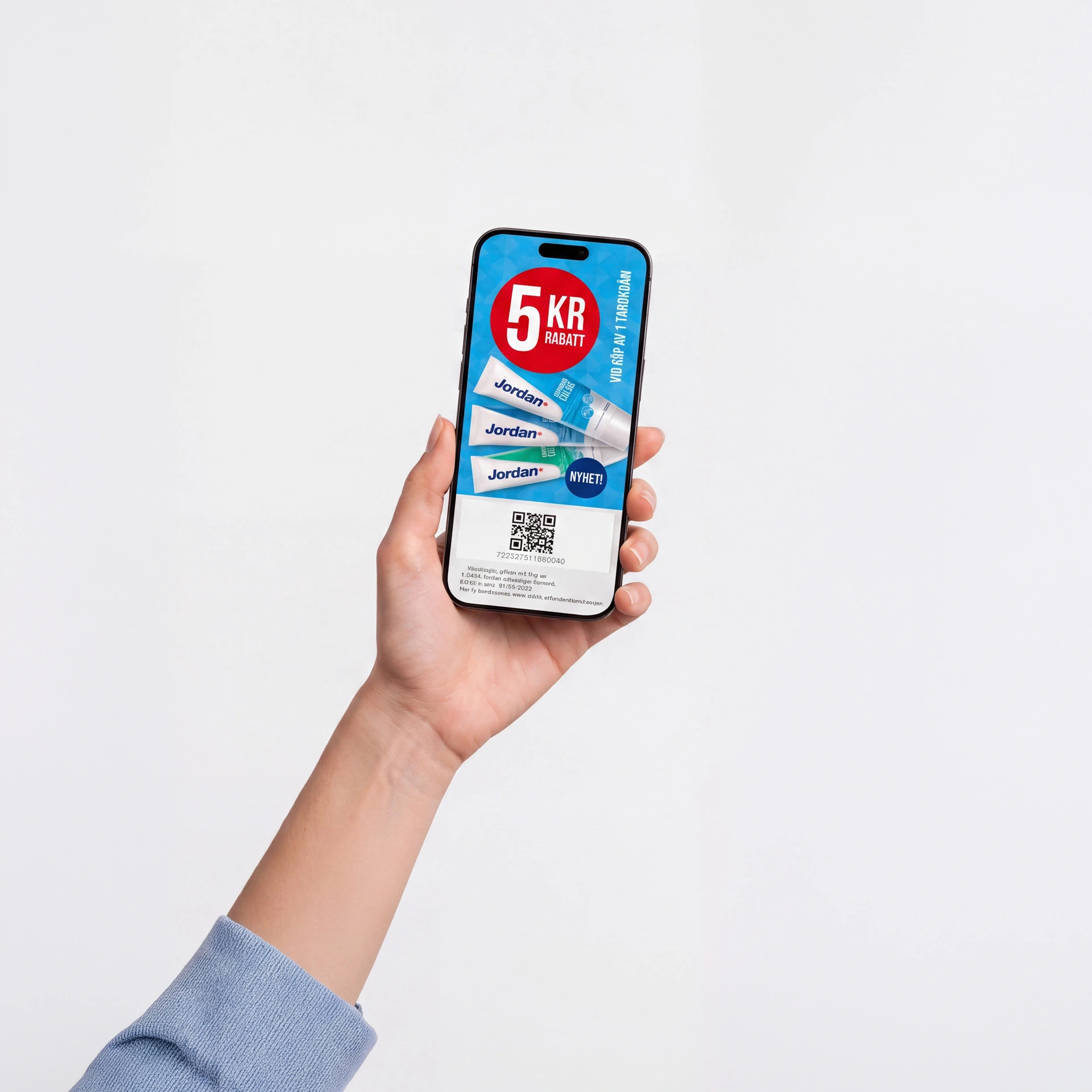 Hand som håller upp en mobil med en digital kupong på 5 kronor