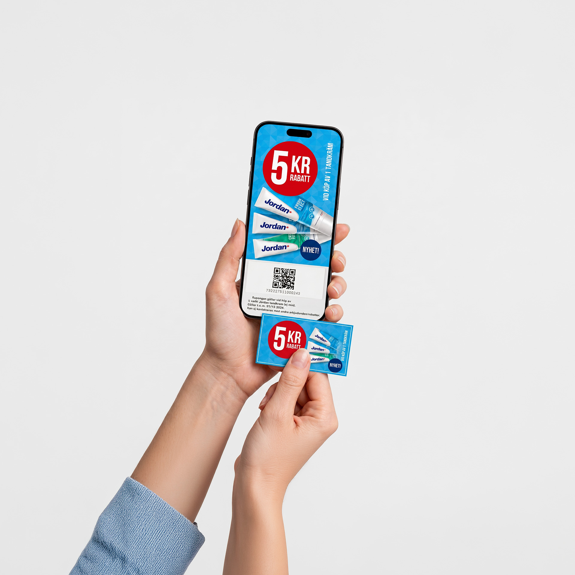 Hand som håller upp en mobil med en digital kupong