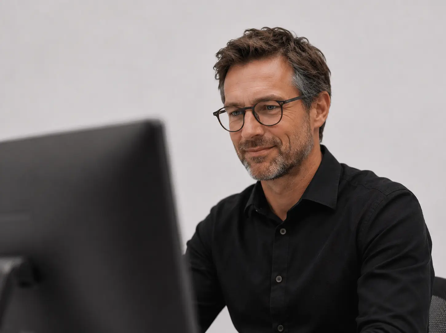 Medarbetare som övervakar system på en datorskärm
