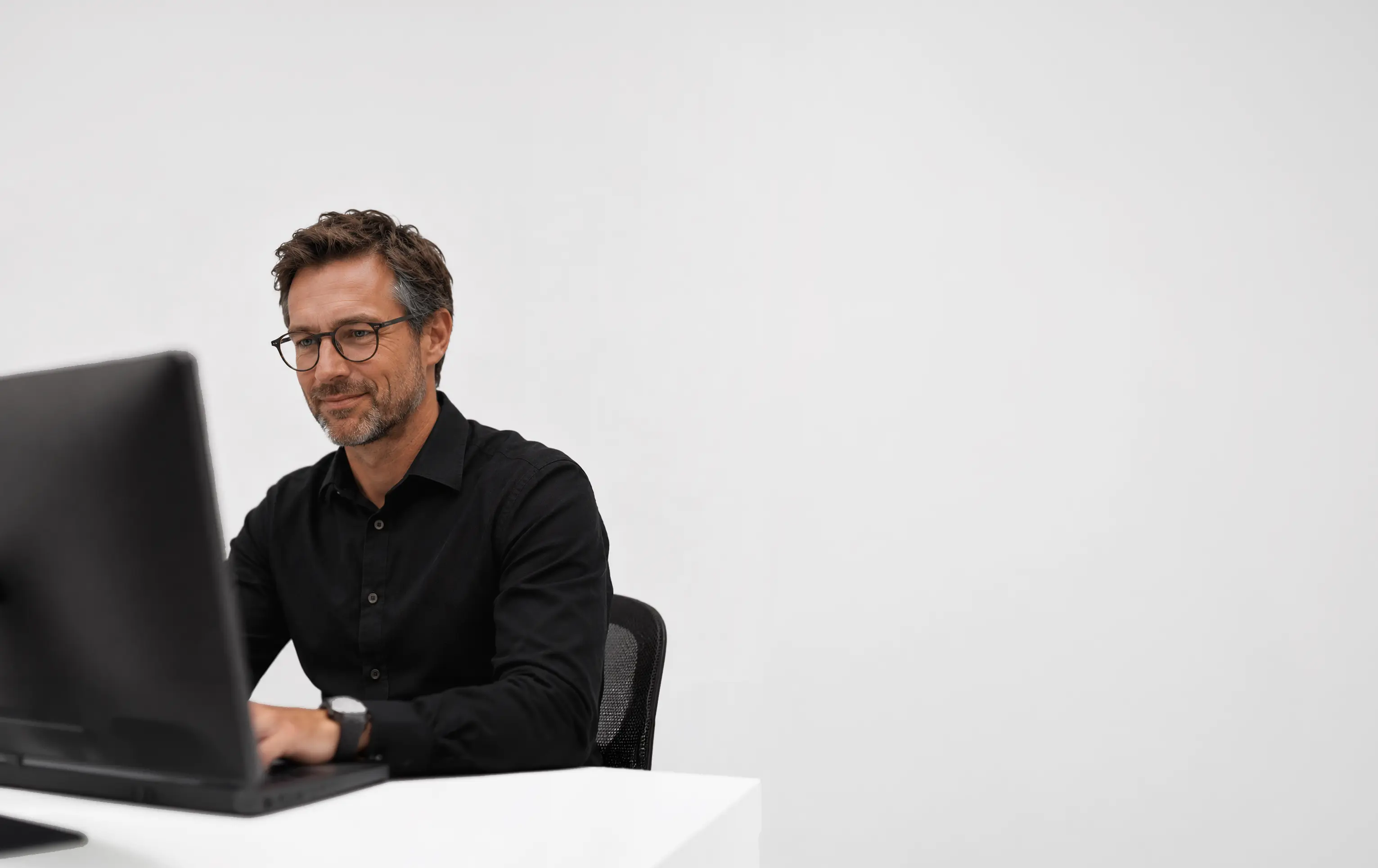 Medarbetare som övervakar system på en datorskärm