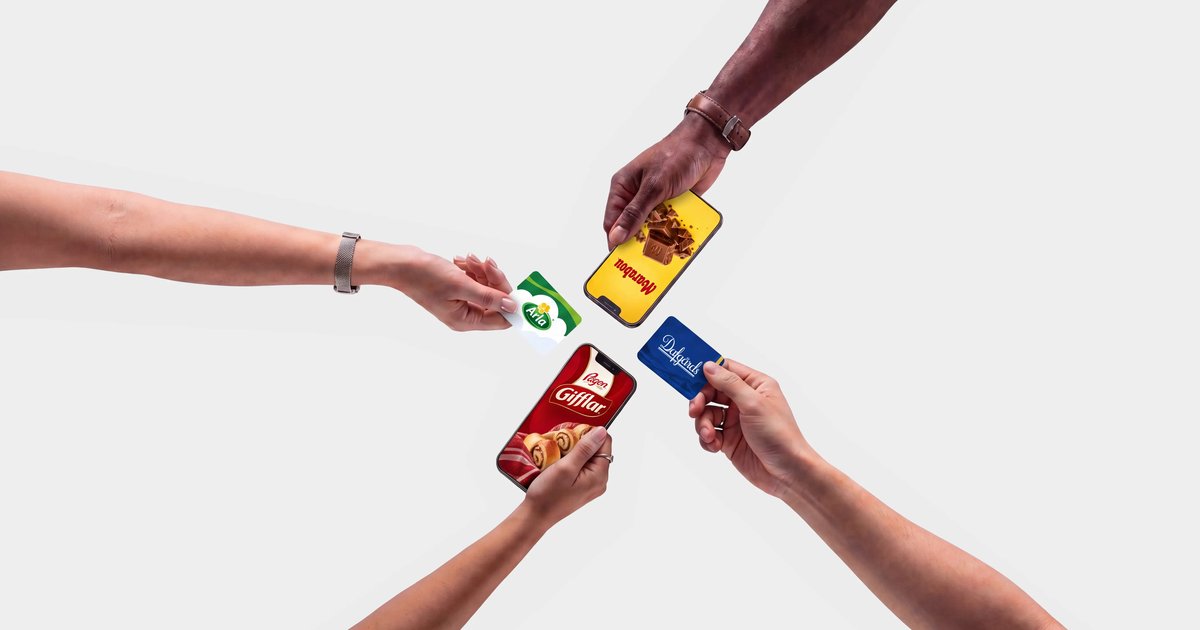 Fyra händer möts i bild med mobiler och kuponger som visar erbjudanden från Arla, Marabou, Pågen Gifflar och Delipard