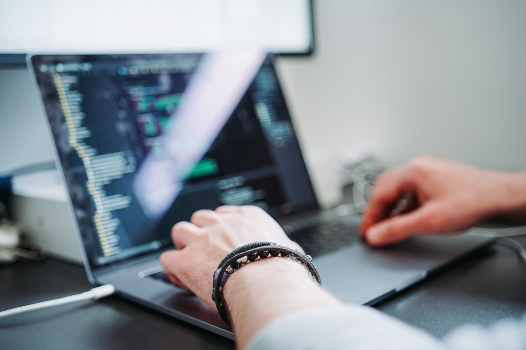 Freelance IT utilisant des prompts IA pour sa visibilité LinkedIn