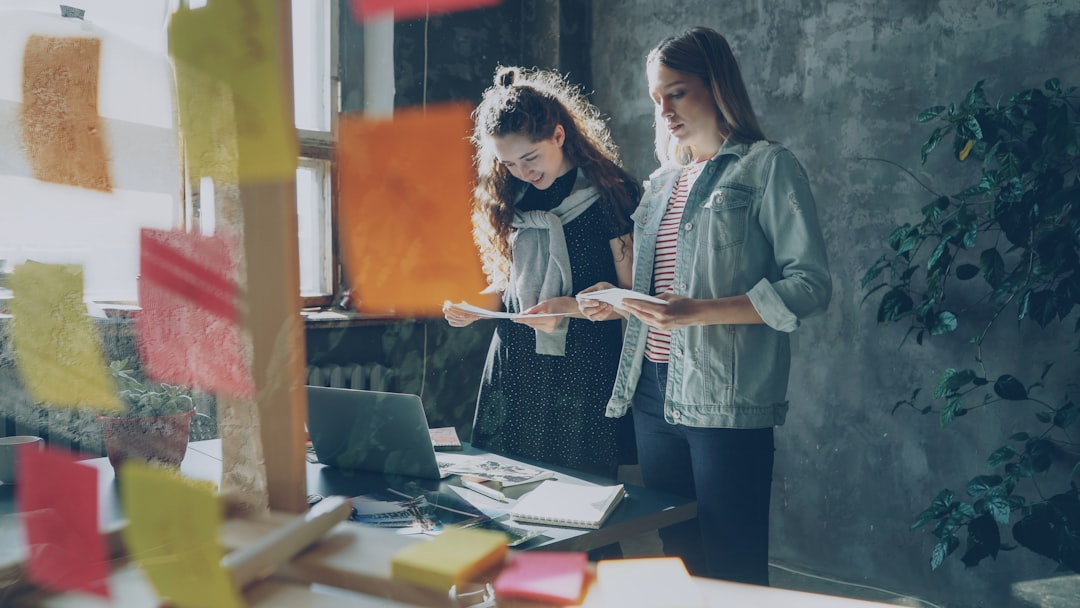 Freelance IT préparant ses questions à poser en entretien client