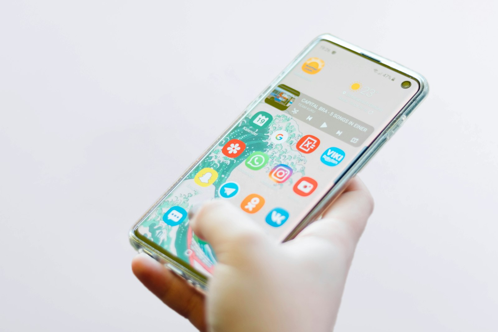 Smartphone Android tenu en main, développement d'application mobile