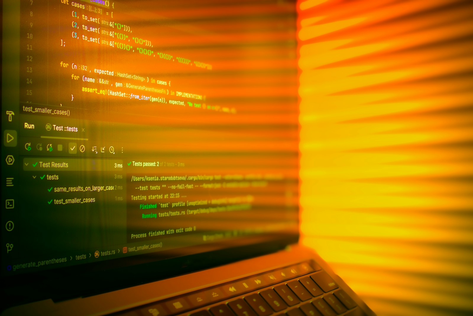 Écran de code avec terminal, automatisation DevOps