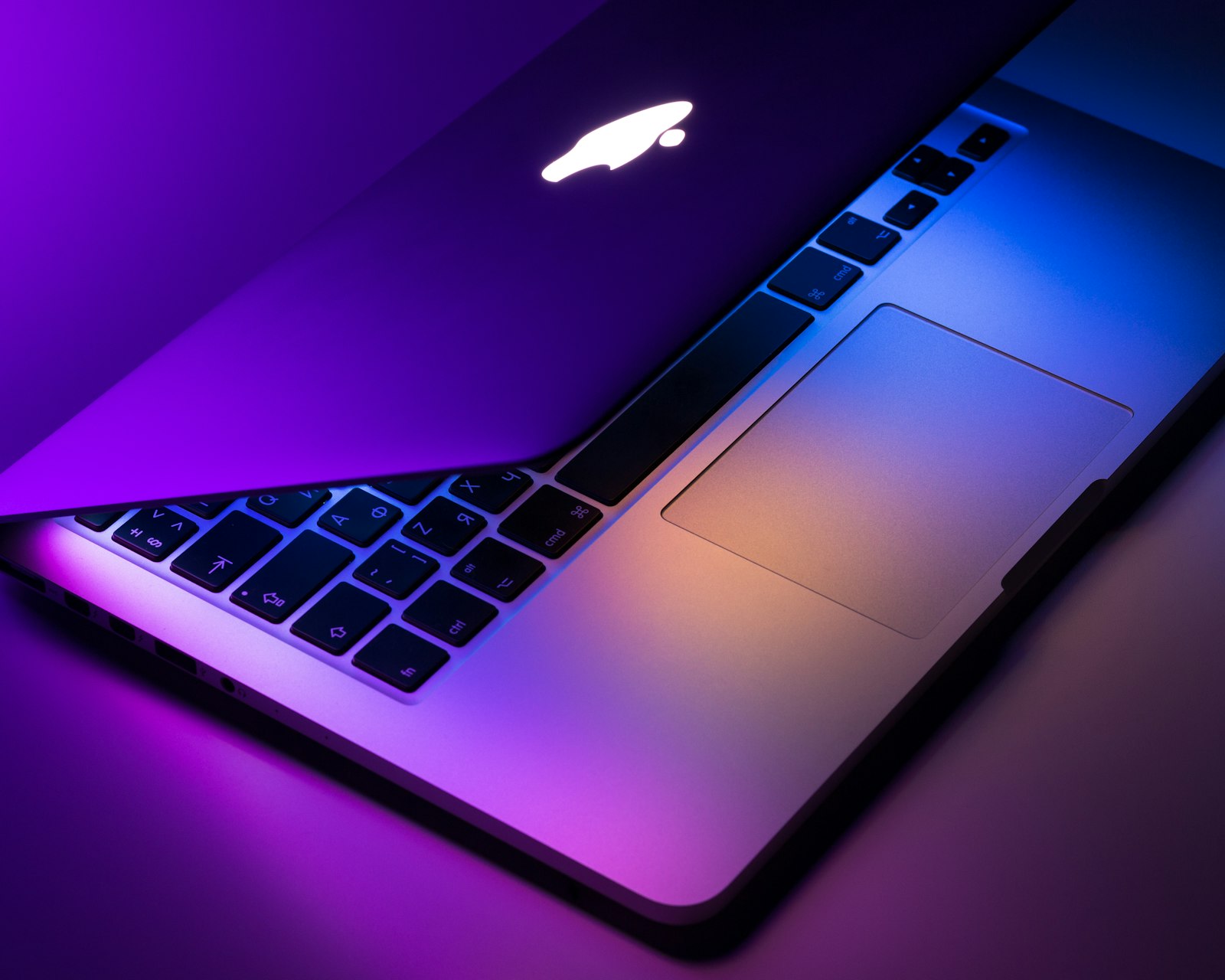 Ordinateur portable ouvert, comparatif de plateformes freelance