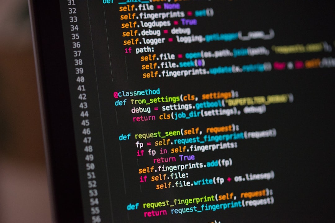 Ingénieur data travaillant sur plusieurs écrans avec du code et des dashboards
