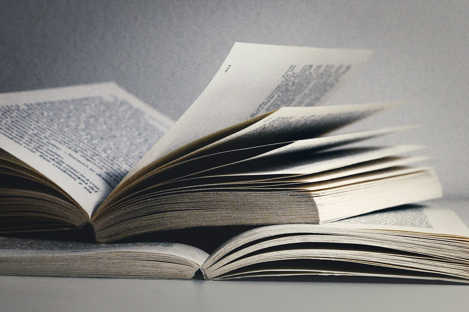 Pages d'un livre ouvert, symbole du glossaire des termes du freelance IT