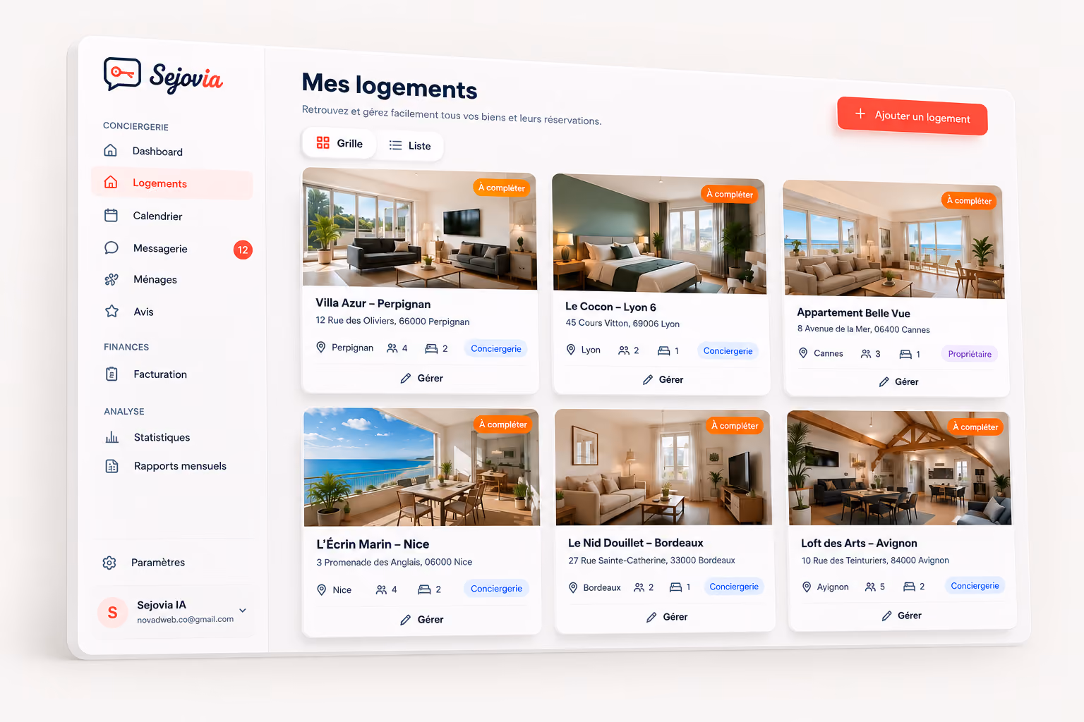 Interface de tableau de bord Sejovia affichant la section 'Mes logements' avec six cartes de propriétés à compléter, incluant images, adresses, villes, nombre de chambres, salles de bain, toilettes et badges de conciergerie. À gauche, un menu de navigation avec sections Concierge, Finances et Analyse. Bouton rouge 'Ajouter un logement' en haut à droite.