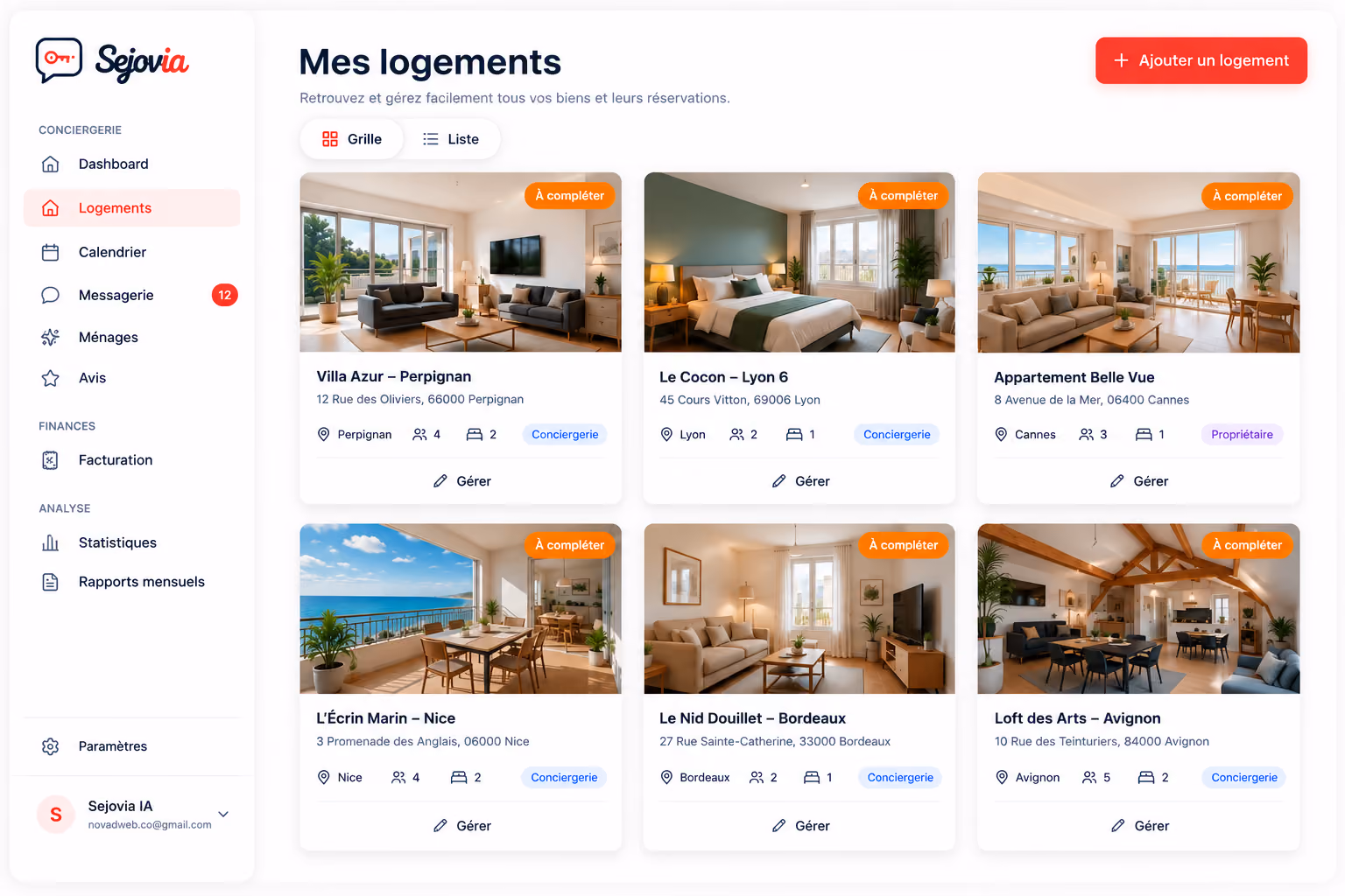 Interface d'application Séjovia montrant une liste de six logements en gestion avec photos, adresses, villes, nombres de chambres et options de gestion. Les logements incluent Villa Azur à Perpignan, Le Cocon à Lyon 6, Appartement Belle Vue à Cannes, L'Écrin Marin à Nice, Le Nid Douillet à Bordeaux et Loft des Arts à Avignon. Le menu latéral présente des sections comme Dashboard, Logements, Calendrier, Messagerie, Ménages, Avis, Facturation, Statistiques et Rapports mensuels. Un bouton rouge permet d'ajouter un logement.