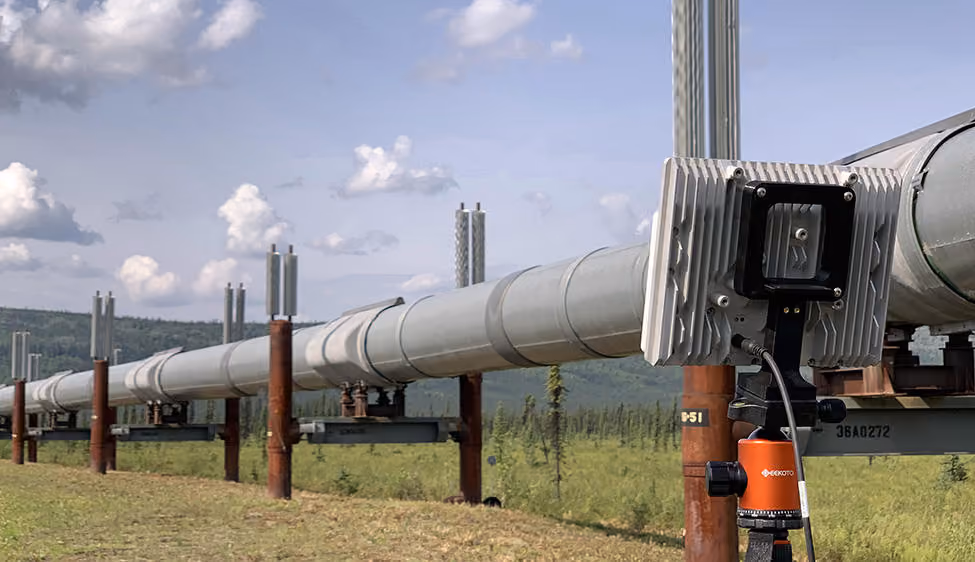 Radar monitoring airspace above pipeline