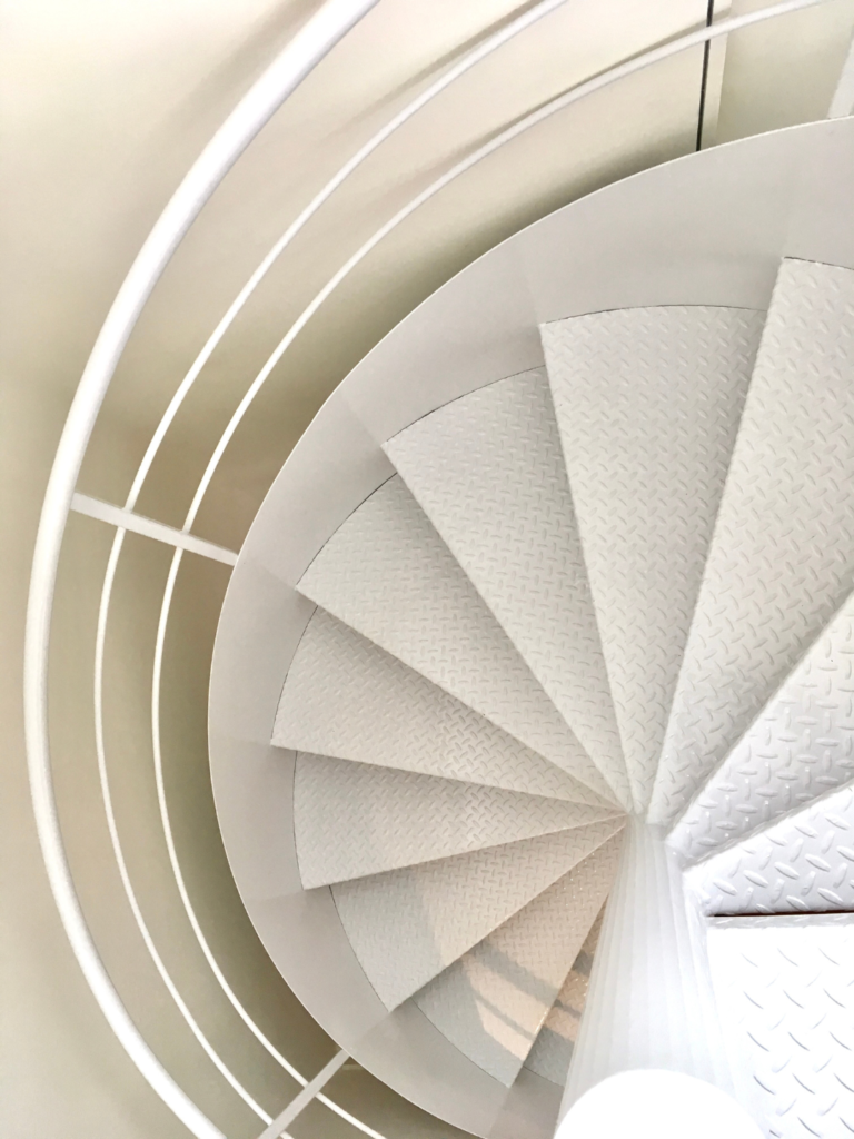 Escalier blanc en colimaçon