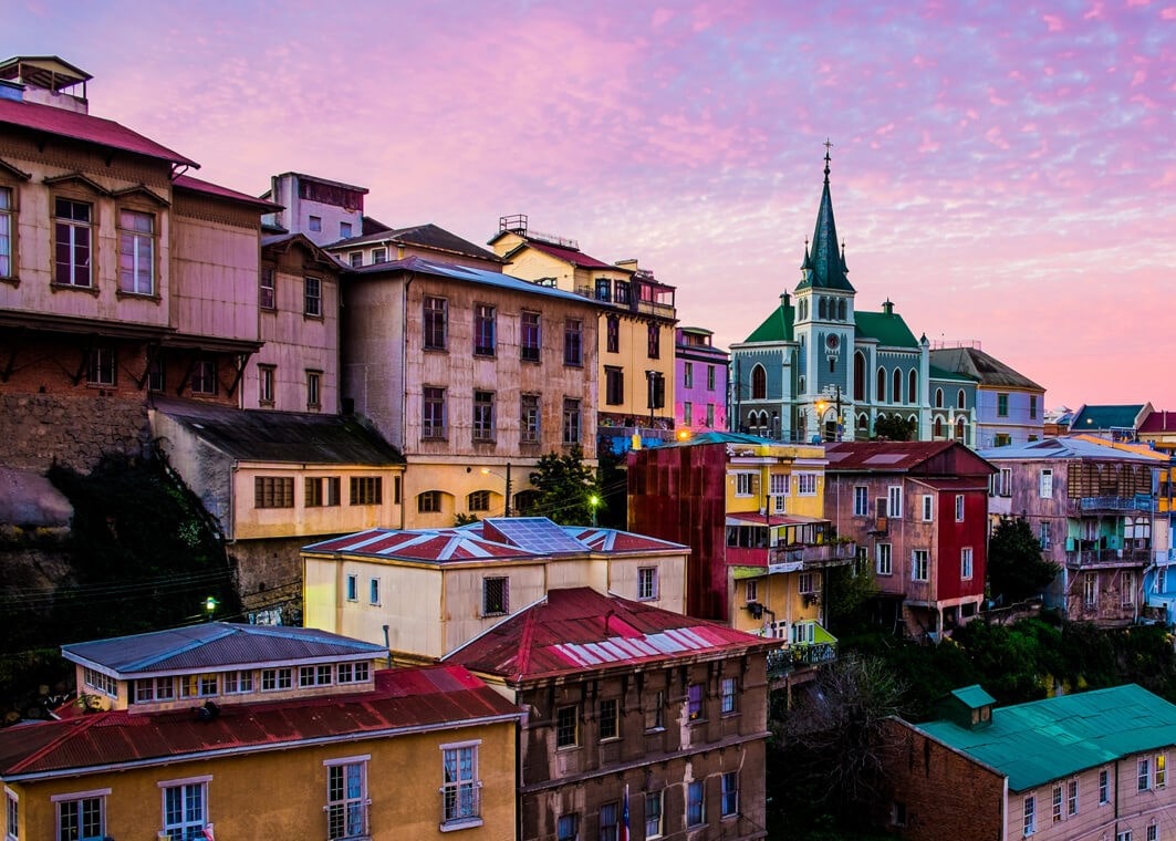 Conjunto de casas coloridas e antiga igreja ao fundo