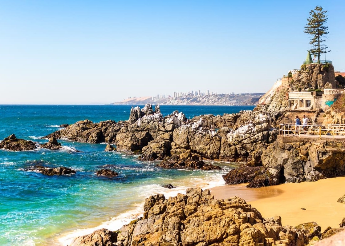 Valparaiso e Viña del Mar são banhadas pelo oceano Pacífico Ondas do oceano pacífico batem em pedras próximo à praia em Valparaiso