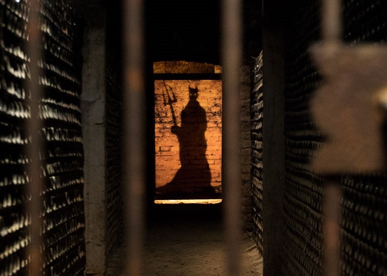 O passeio também inclui uma visita ao Casillero del Diablo Reserva de vinhos especiais do rótulo Casillero del Diablo na Vinícola Concha y Toro